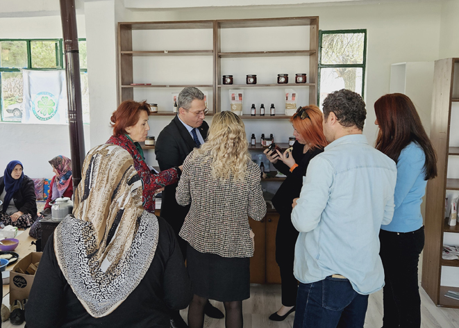 Kuşadalı kadınların ışığı Çiçekpınar’ı aydınlattı!