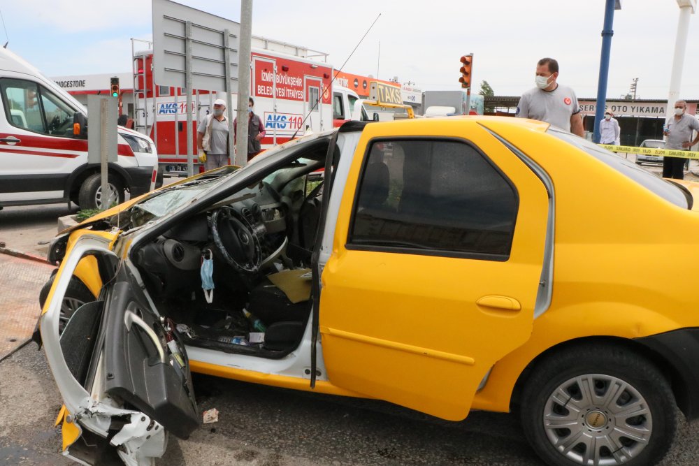 TIR’la ticari araç çarpışmasında kaldırımda yürüyen 2 yaya öldü