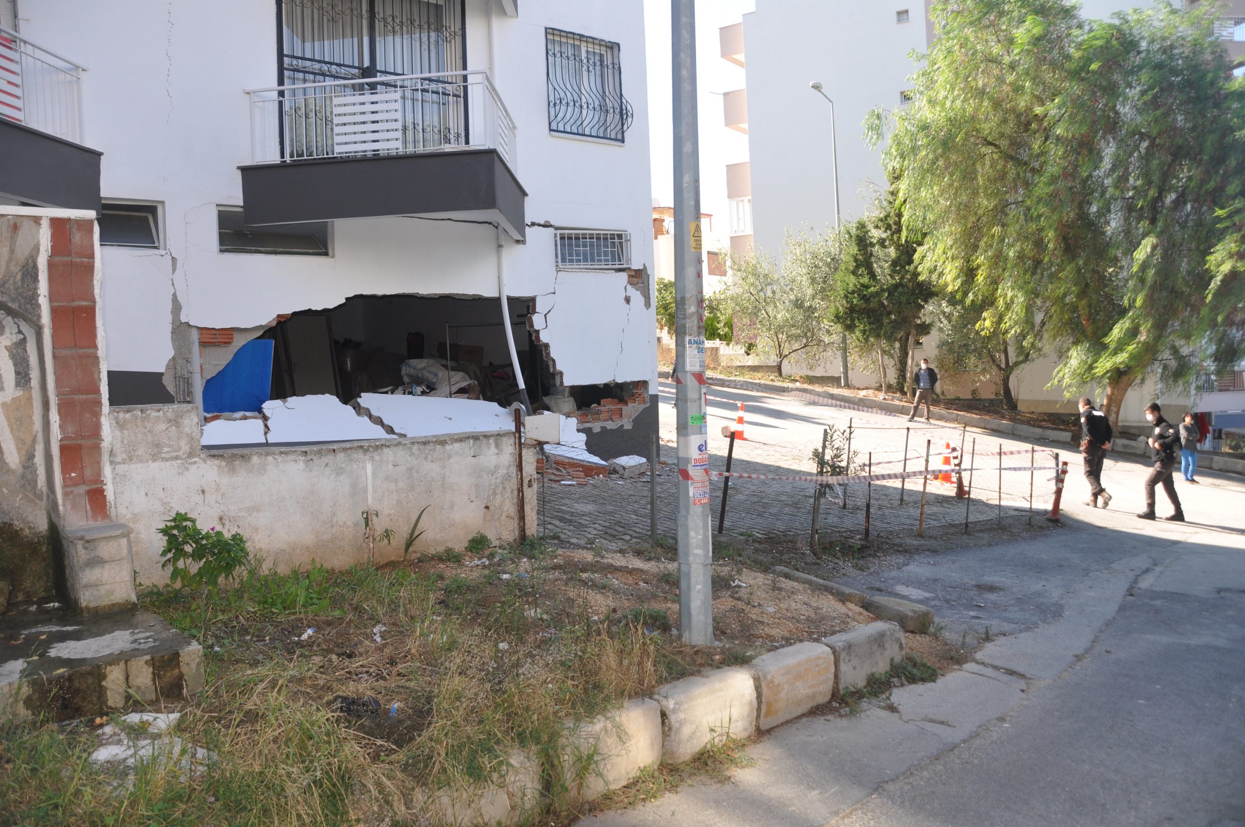 Kuşadası’nda evlerinden olan deprem mağdurları unutuldu