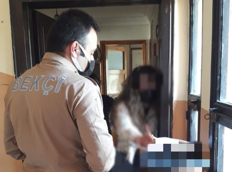 Karantinada olması gereken kadın aracıyla gezerken yakalandı