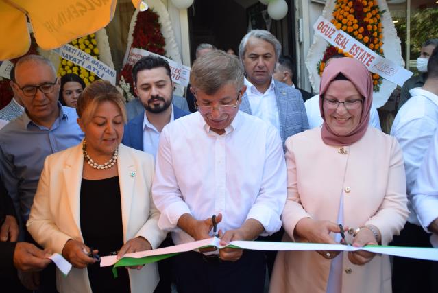 Davutoğlu’na Kuşadası’nda “Başbakan” gibi karşılama…