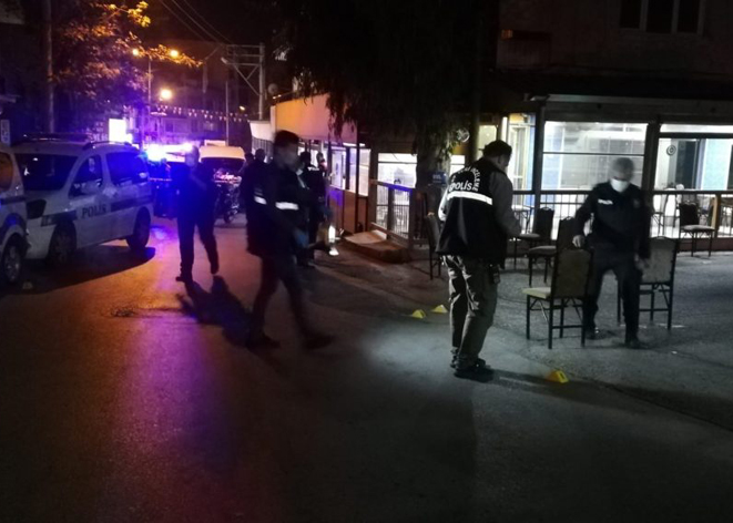 Sokak ortasında kanlı çatışma: Baba öldü, oğlu ağır yaralandı.