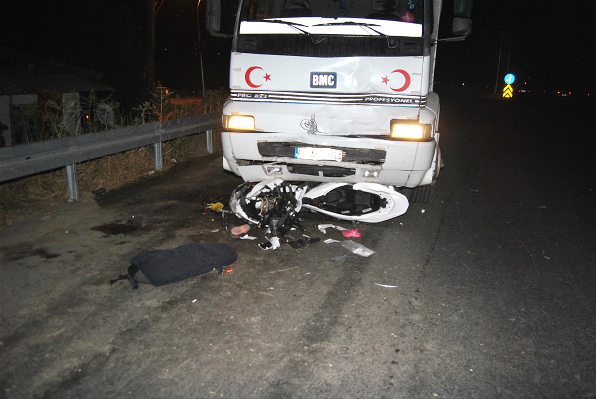 Kamyon motoru altına aldı, baba-kız can verdi
