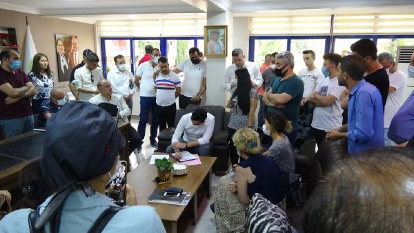 Belediyenin tazminat ödemediği işçiler makam koltuğunu bile aldı!