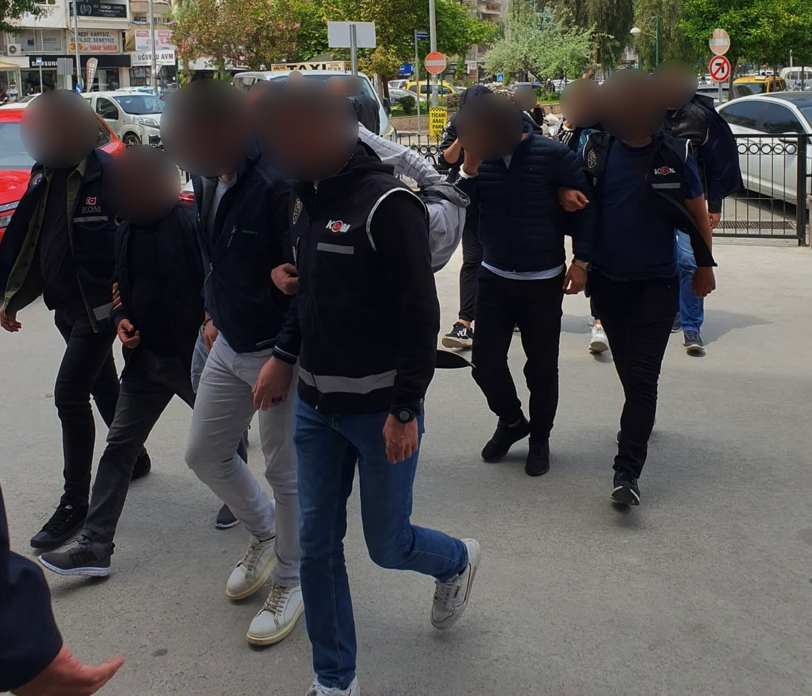 İzmirli ‘Haraç Çetesi’ne Kuşadası’nda suçüstü!