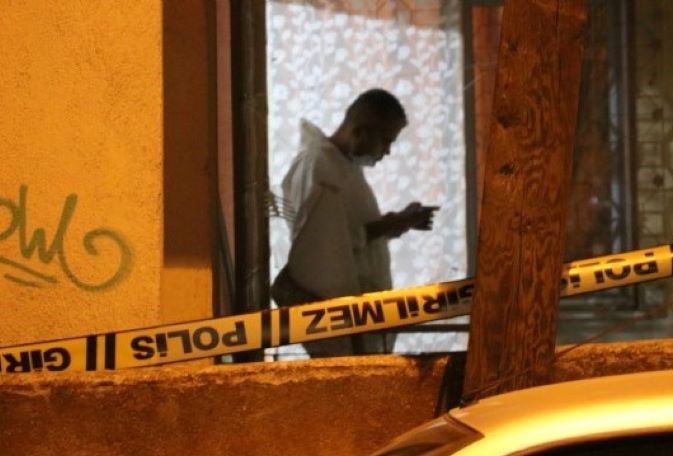 Evlenmesine karşı çıkan annesini öldürüp çuval içinde balkona attı!