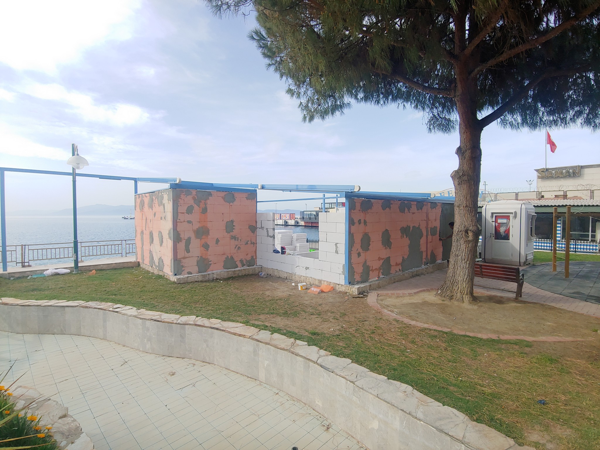 Parkın göbeğine “Çin Seddi” gibi betondan duvar örüldü!