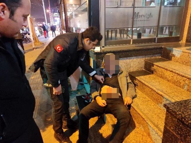 Alkolü fazla kaçırınca  kendini bıçakladı!