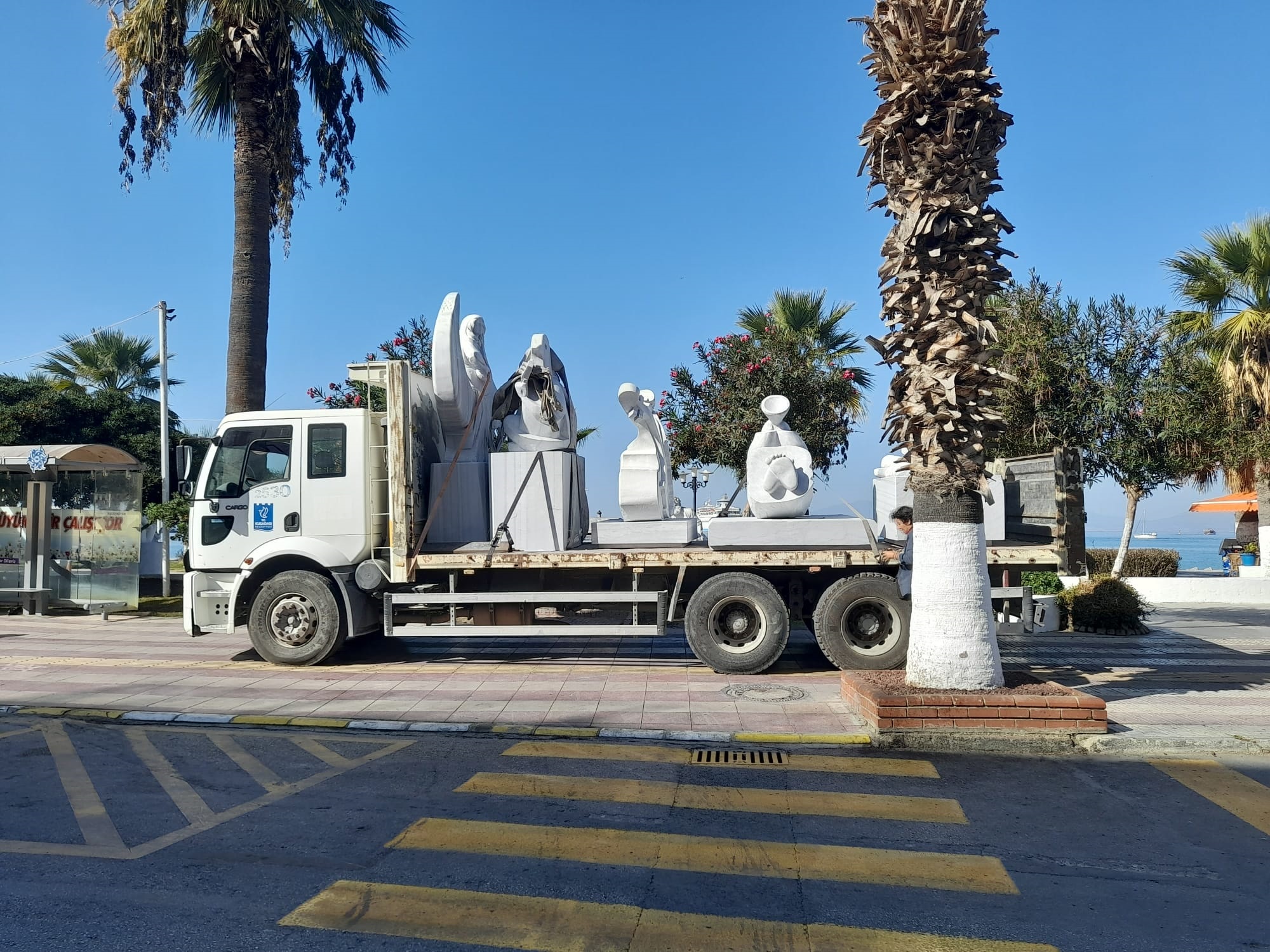 Kuşadası’nın “taş nüfusu” kabarıyor!