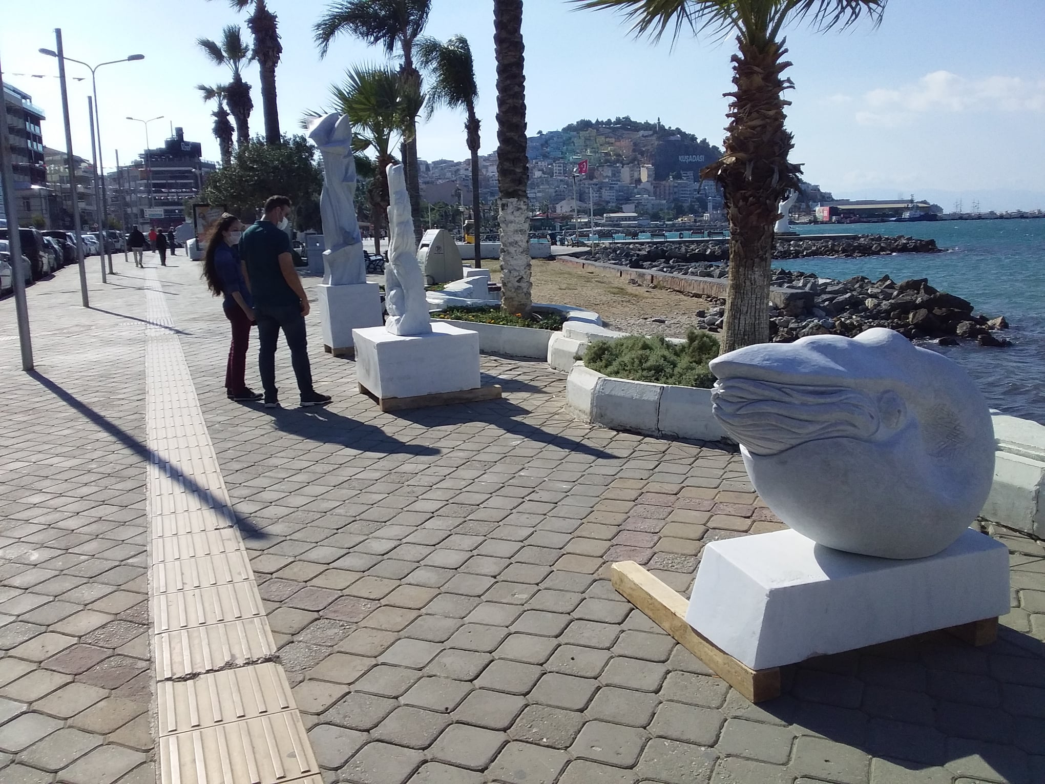 Çalışana bayramda avansı bile çok  gören kurum heykele para saçıyor
