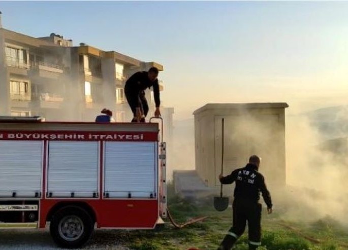 İlk araç arıza yaptı, ikincinin suyu bitti, itfaiyeci kazma-küreğe sarıldı