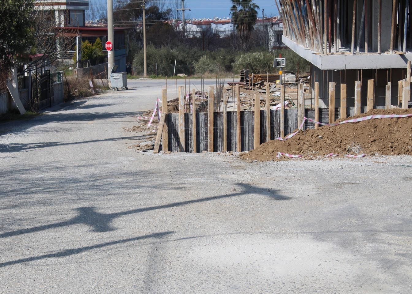 Böylesi ancak Kuşadası’nda olur; İnşaat için koca cadde daraltıldı!