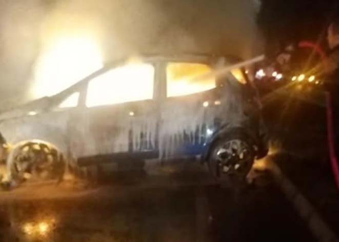 Refüje çarpan araç, yol ortasında çıra gibi yandı