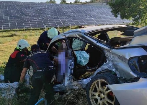 Kontrolden çıkan otomobil  bariyere girdi: 2 kişi can verdi
