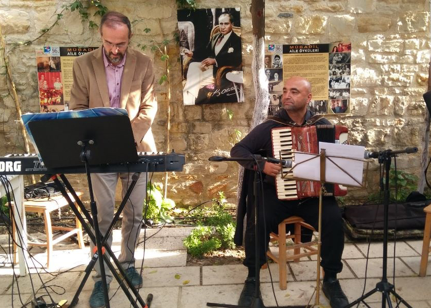 Akordiyon dinletisi nefesleri kesti 