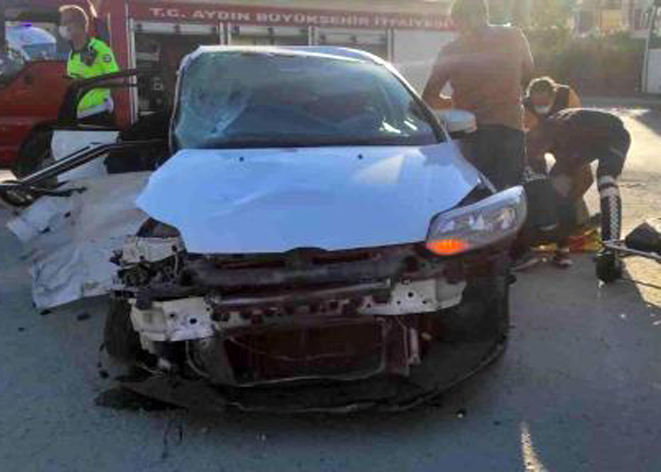 İki araç önce birbirine, ardından yoldan geçen yayaya çarptı!