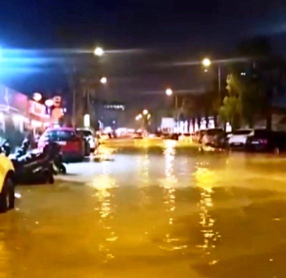 Ada gırtlağına kadar çamura battı!