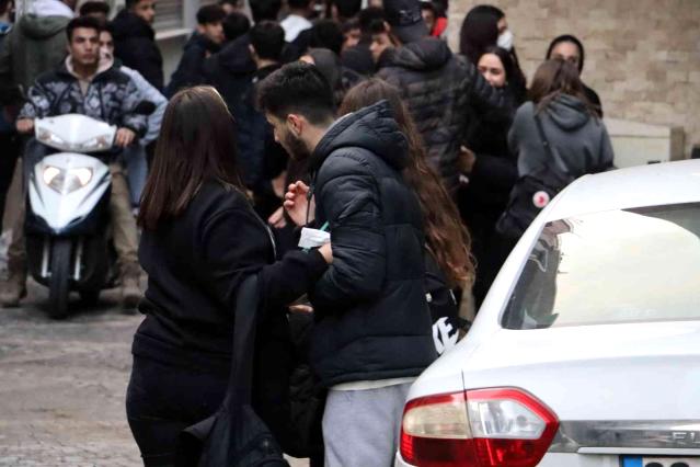 Liselilerin sokak savaşında kan aktı