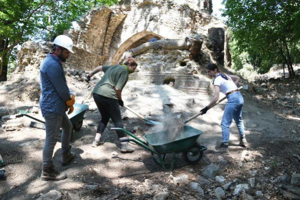 Tarihi manastırda mıntıka temizliği