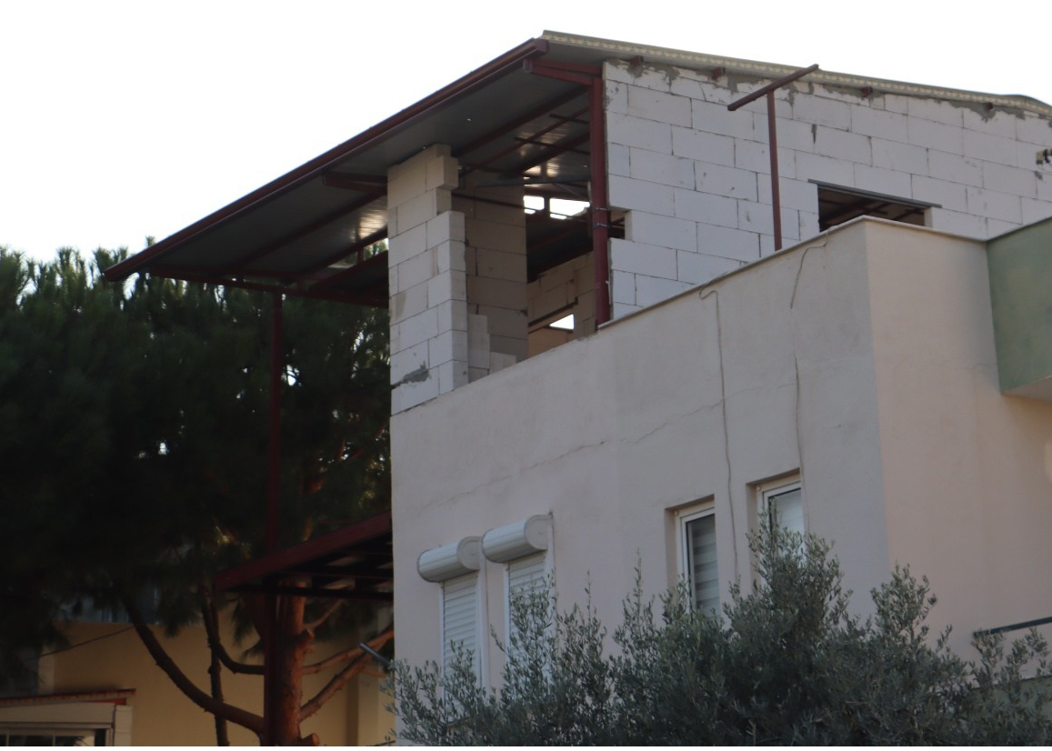 Ege depremi tartışırken Ada’da kaçak katlar mantar gibi bitiyor!