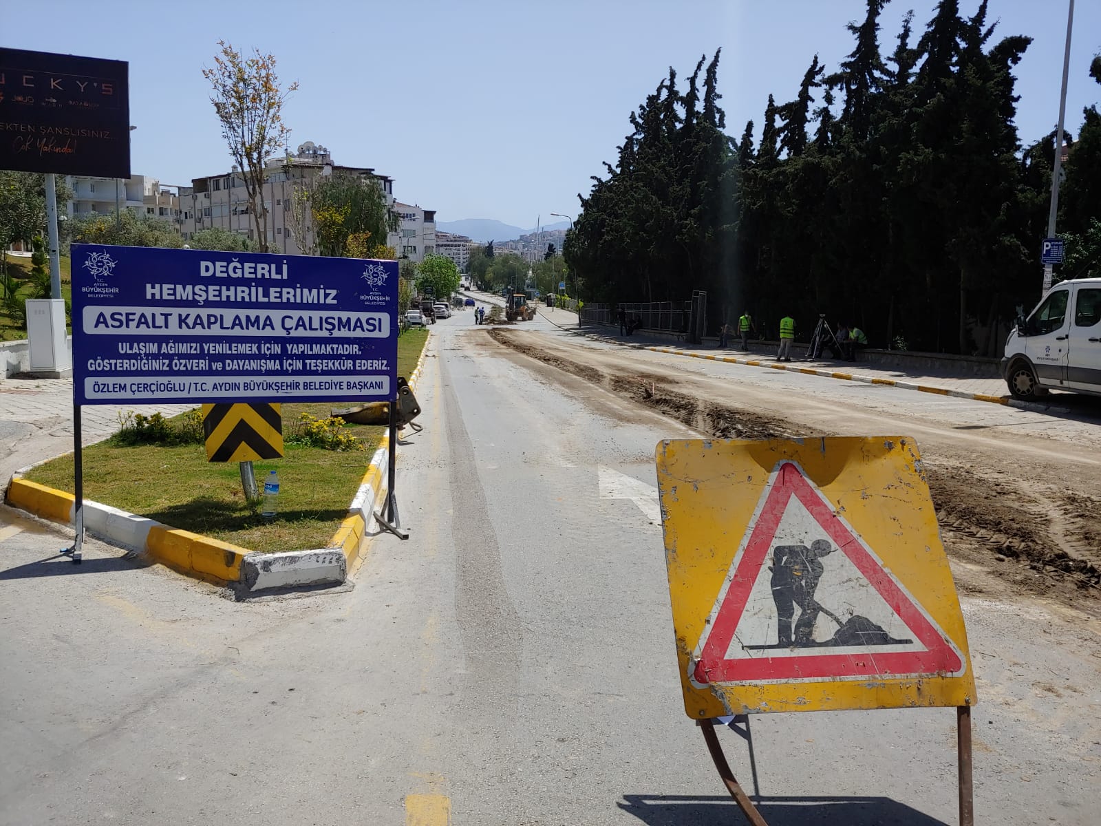 Kuşadası’nda tek yönle başlayan refüj çilesine Büyükşehir neşteri