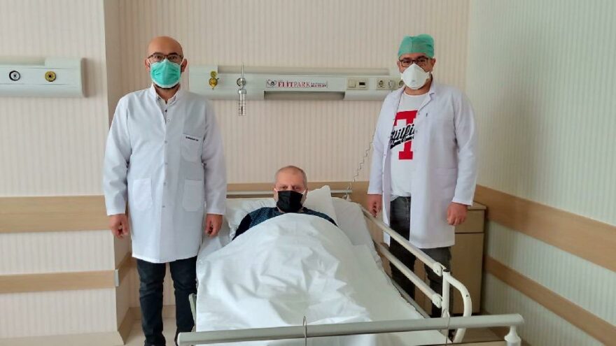 Safra kesesinden çıkan taşları 3 kişi sayabildi!