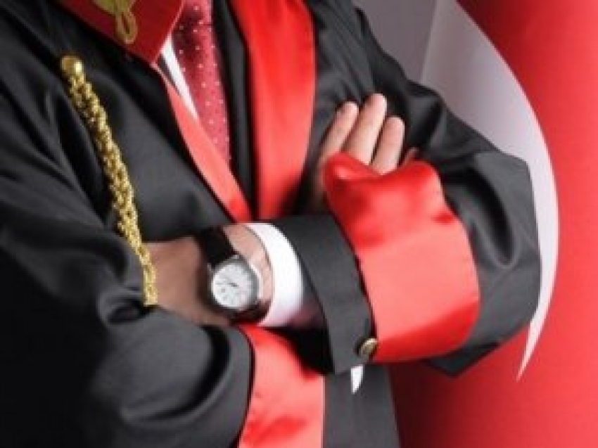 Savcı rolü oynayarak emekli diplomatı çarptı