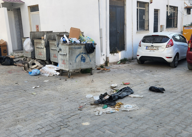 Kuşadası’nın en güzel köşesi pislik içinde yüzmeye başladı!