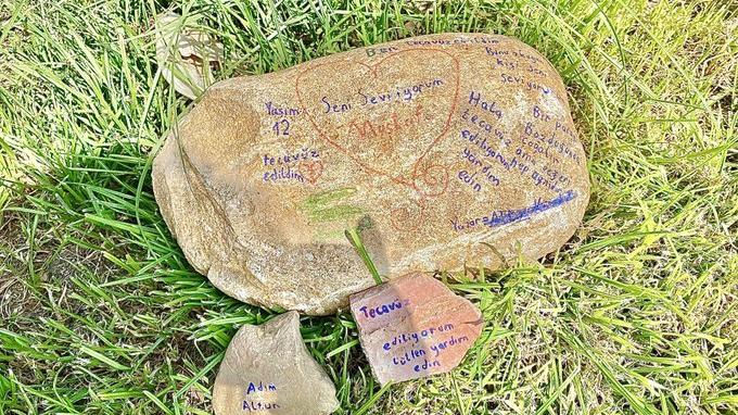 Sokaktaki taşın üzerine yazılan ihbar cinsel tacizi ortaya çıkardı