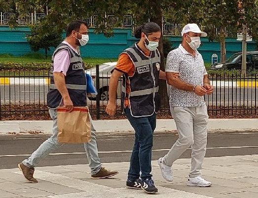 Boşandığı eşini, kızının gözü önünde katletti…