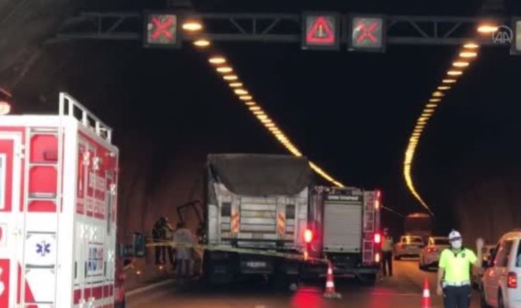 Tünelde katliam gibi kaza; Kamyonun çarptığı araçta 4 kişi yanarak öldü