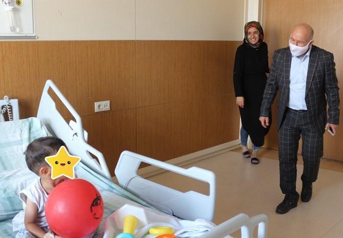 Üvey baba öldüresiye dövdü öz anne seyretti