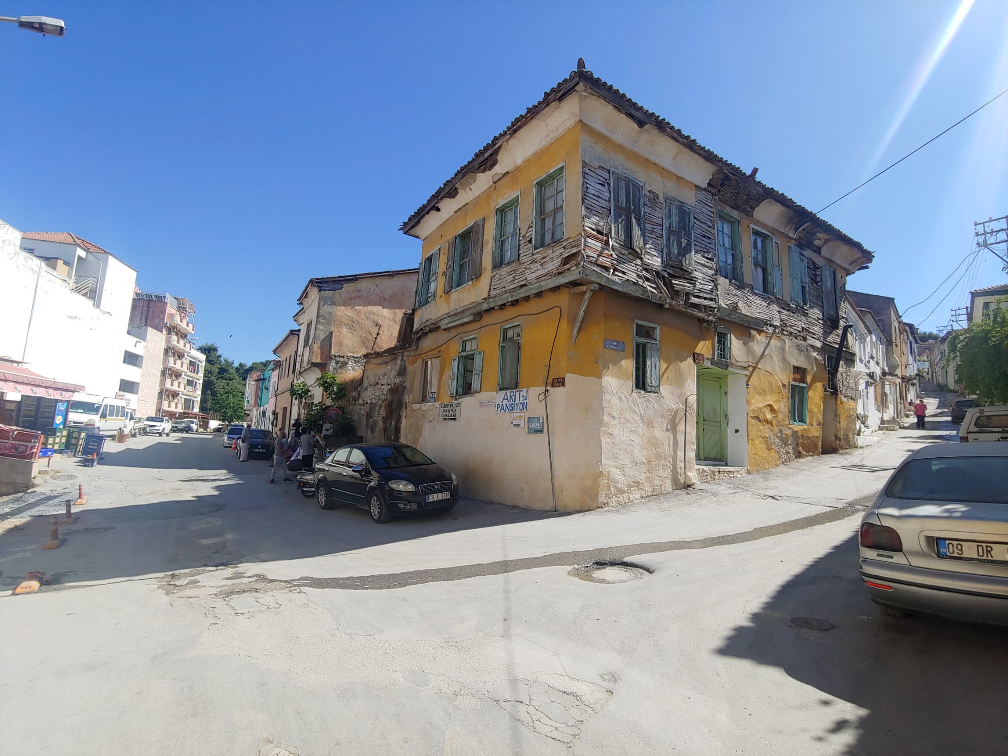 Bir mahalle yanarak yok oluyor!