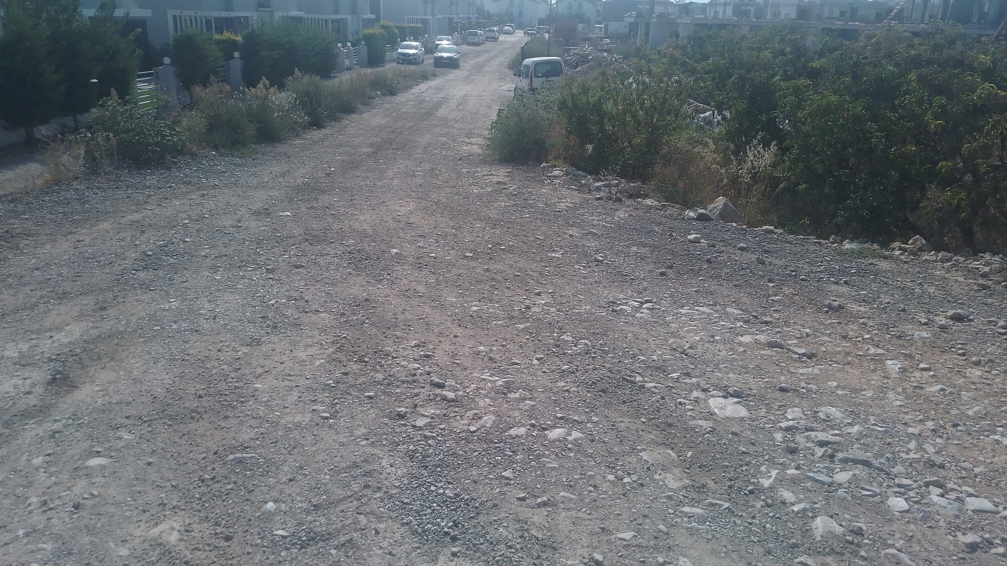 Vitrindeki yolları yenilemekten yeni yol yapmaya sıra gelmiyor!