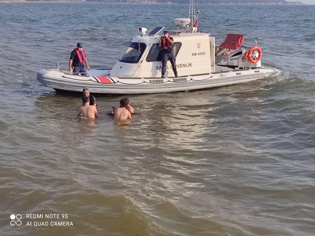  Yolunu şaşıran ‘yunus’a sahil güvenlik yol gösterdi