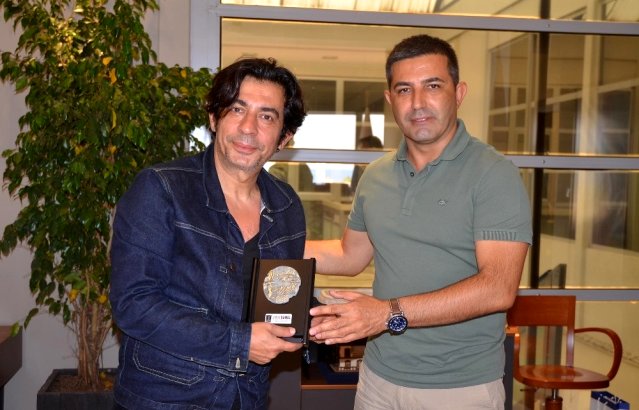 Şovmen Okan, iki yüzlü çıktı!