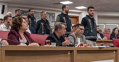 Copların gölgesinde meclis!